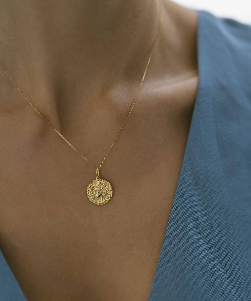 新作早割】胸元に咲く美の象徴。花の女神フローラが描かれたK10コインネックレスが新登場 - ジュエリー・アクセサリーOps.(オプス)日本公式ストア