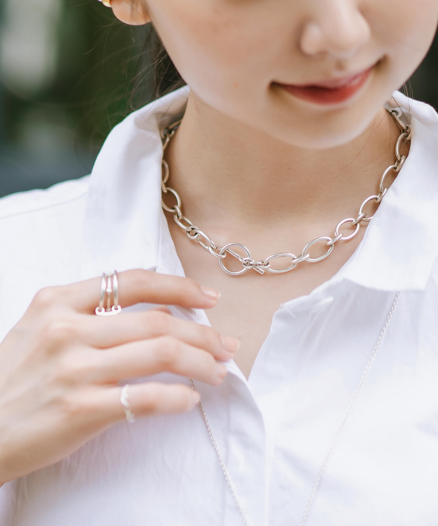 華奢ネックレスと大ぶりネックレス｜印象を変えるアイテム別比較 - Ops 