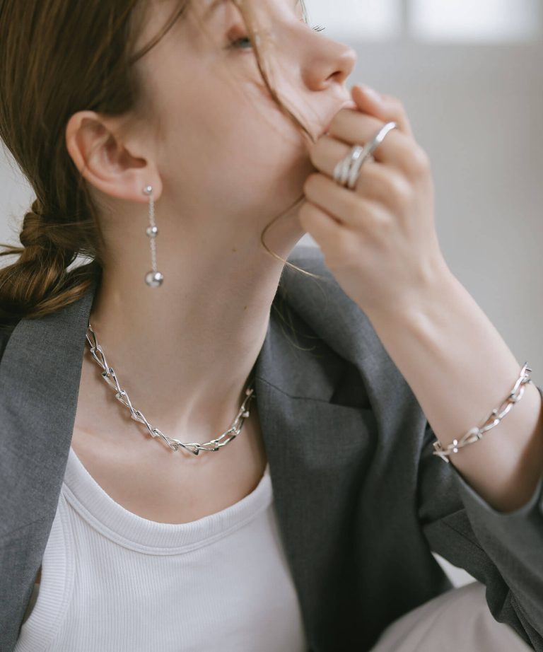 【カジュアルコーデに☆】CHANEL ネックレス シャネルネックレスのカジュアルスタイル：普段使いのコーデ提案