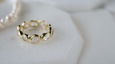 夏の光をまとう、透け感ジュエリー