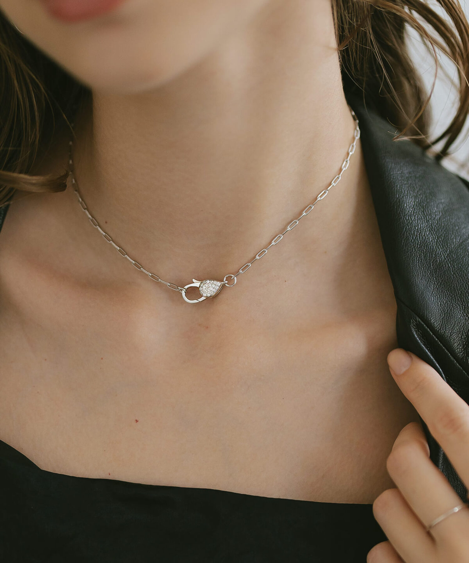 2025年最新】コーデが今っぽく垢抜け!今大人気のチョーカー風 2025年最新】コーデが今っぽく垢抜け!今大人気のチョーカー風